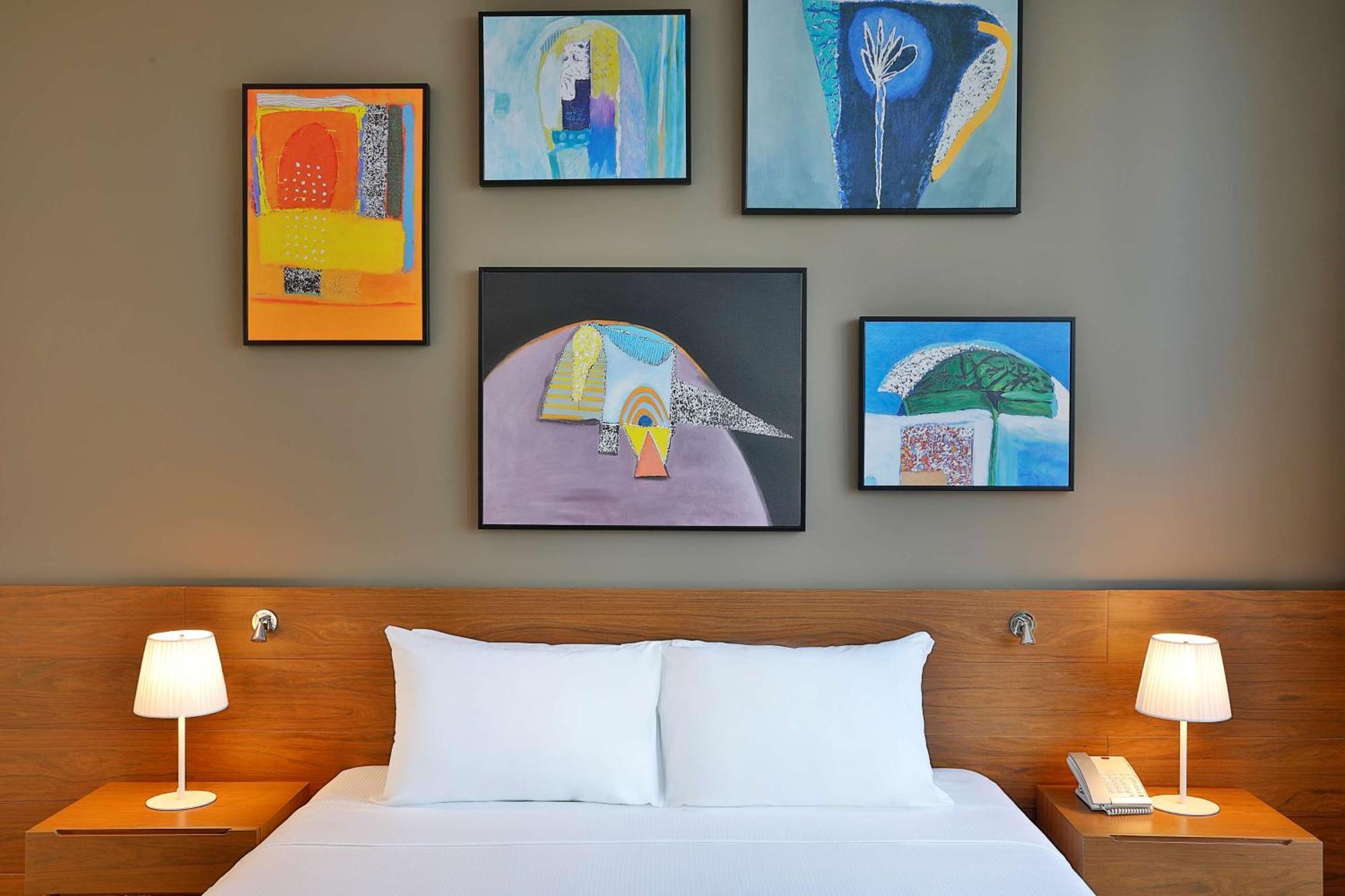 Aleph Doha Residences, Curio Collection By Hilton מראה חיצוני תמונה Artwork by the artist in a hotel room