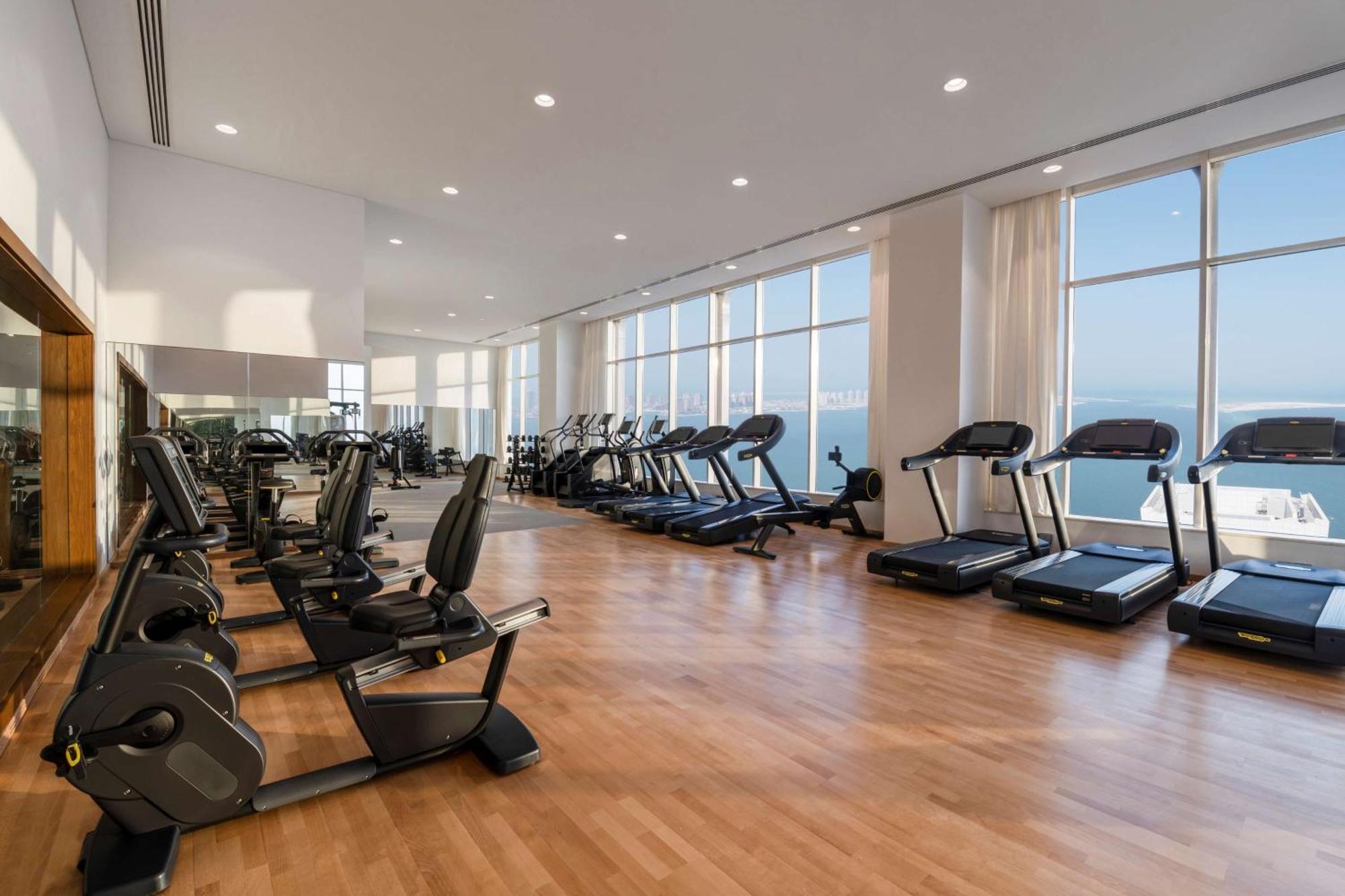 Aleph Doha Residences, Curio Collection By Hilton מראה חיצוני תמונה The gym at the Ritz-Carlton, DIFC